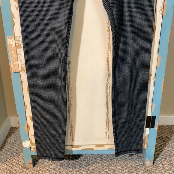 Kyodan Black/Gray Houndstooth Leggings. Size Large - Picture 3 of 7